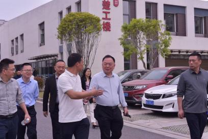 武穴市考察团访问平江职校创业孵化基地