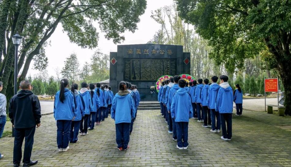青山埋忠骨 鲜花祭英魂